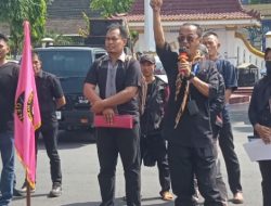 Elan” Sang Orator Kembali Geruduk Kantor Bupati Lahat