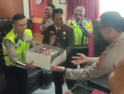 Hari Bhakti Adhyikasa ke-64 tahun 2024 Kapolres Lahat Berikan Kue Ultah